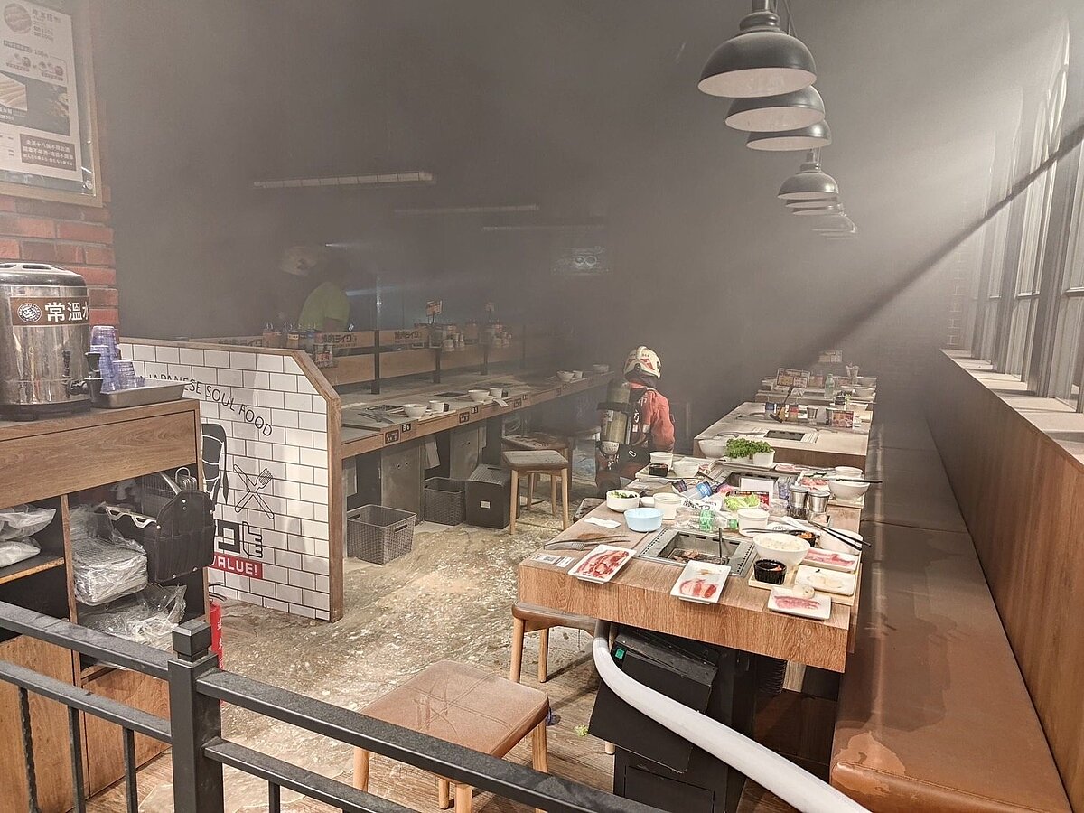 新竹巨城29日4樓美食街燒肉店發生火警，員工緊急疏散約250位民眾。圖／新竹市消防局提供