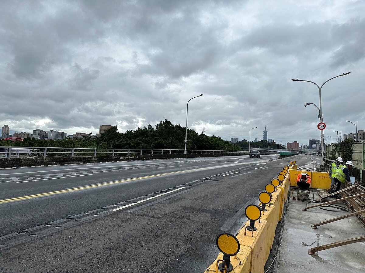 福和橋預力樑更換工程提前完工,將於12月3日凌晨6時起恢復通車,但下方環河東路3段仍持續進行防撞門架增設工程,可望於年底前完成。圖/新北市養工處提供