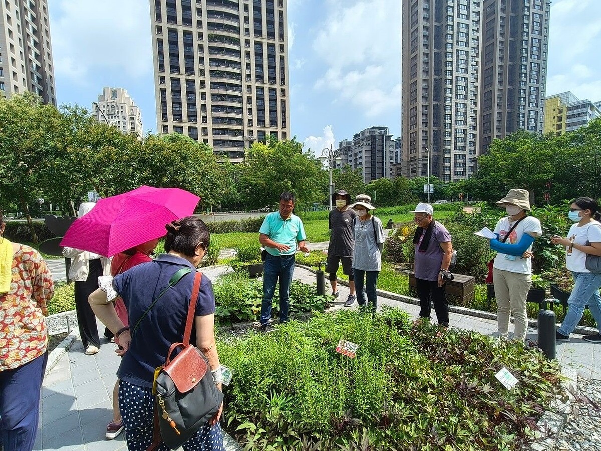 游象君老師在「農園體檢及栽培管理」課程中先帶領大家在象山田園基地一角集合，用眼睛觀察日照範圍、透過皮膚感受風向方位，運用身體分析基地不但陽光充足夠又通風。圖／台北市政府提供