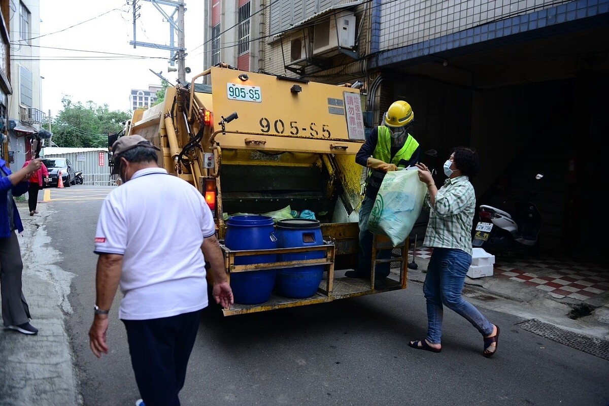 桃園市遲未在全市實施垃圾費隨袋徵收，市府環保局回應，計畫將非家戶垃圾如公有市場等先納入試辦，一般家戶將持續收集意見，溝通後才會上路。圖／桃園市環保局提供