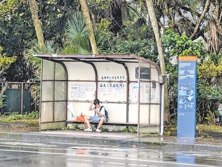 
基隆市許多公車候車亭已相當老舊，市府除透過公私協力打造新候車亭外，也在明年編列4000萬元預計在3至4年內改建、更新全市50座候車亭。（張志康攝）
