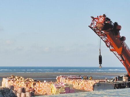 
大甲鎮瀾宮舉行重修慶成祈安七朝清醮活動，1日恭送王船遶境到大安海邊，沙灘堆滿金紙。（張妍溱攝）
