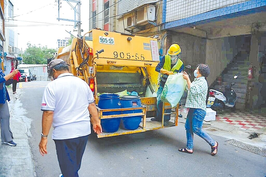 桃園市政府針對鄰近新北市的周邊4里試辦隨袋徵收，民代指其他地區也應加強宣導。圖／桃園市環保局提供