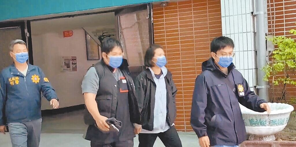 花蓮縣34歲陳姓男子(左二)4月才涉嫌唆使宋姓女友(右二)打死1歲4月個大女童,沒想到他在11月29日又疑似打死剛出生1個多月大的兒子,花蓮地檢署向花蓮地方法院聲請羈押禁見獲准。圖/民眾提供