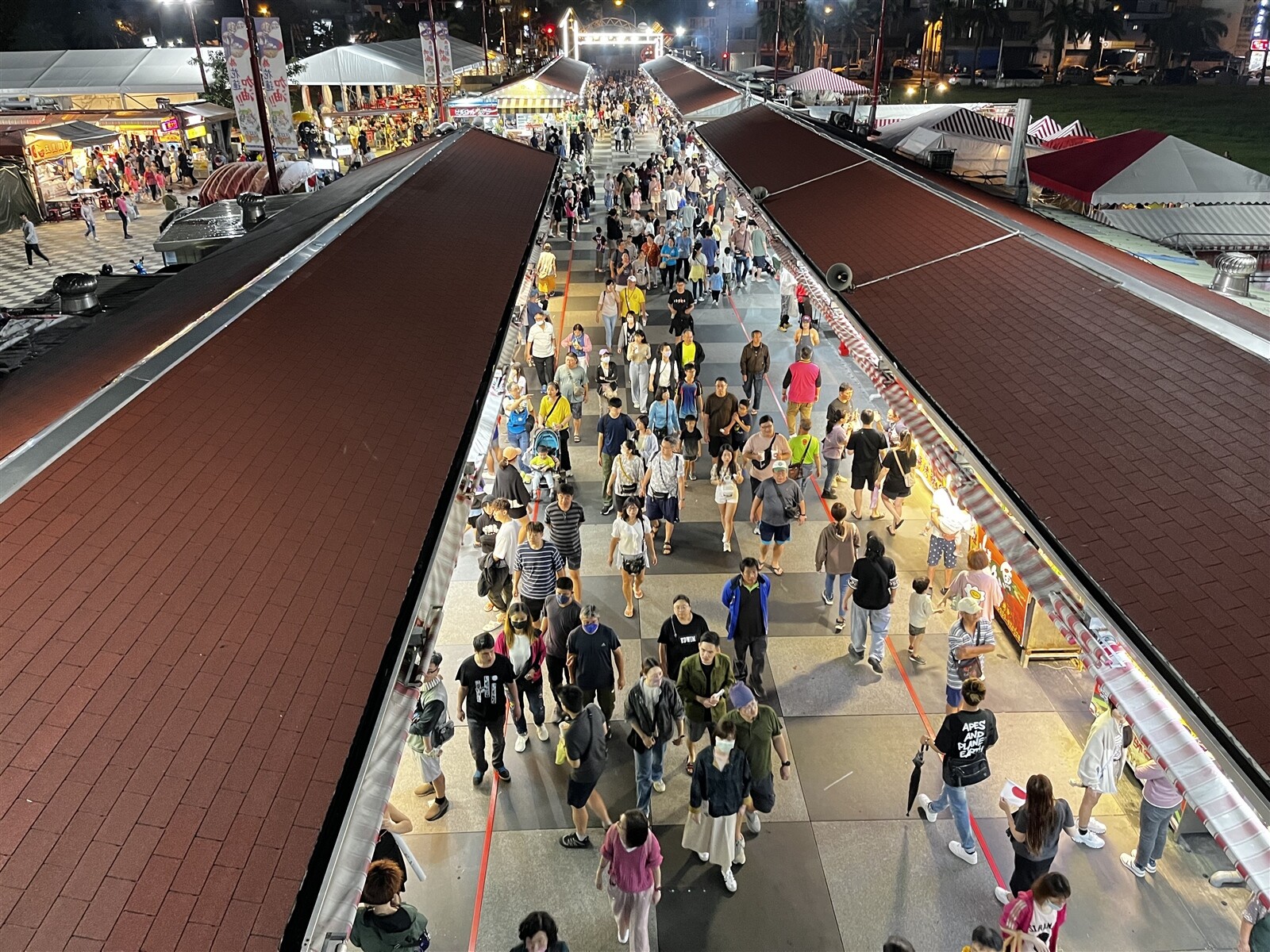 花蓮東大門夜市近期團體客人有變多的趨勢，散客也有增加，整體人潮回到7成。本報資料照片 