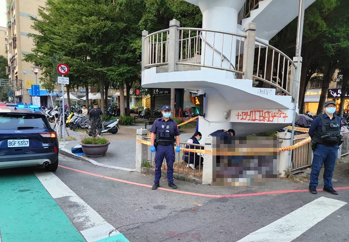 台中市北區雙十路、錦南街天橋，在1日下午被民眾發現，有男子陳屍天橋底下。圖／讀者提供