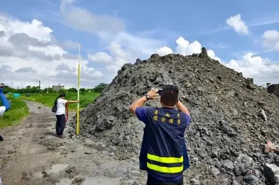 台南市環檢警今年8月破獲廢棄物非法偷倒集團，已在10多處地點挖出廢棄物。圖／南市環保局提供
