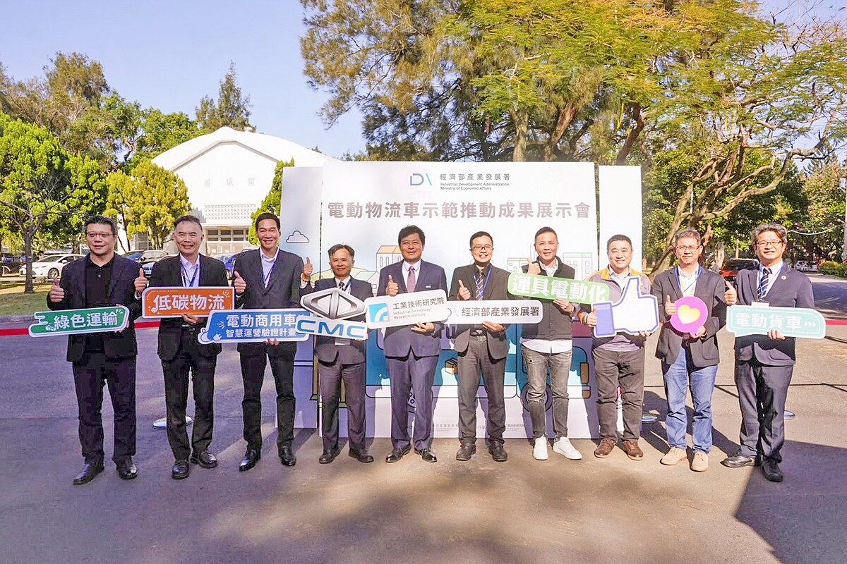 工研院攜手產業舉辦場電動物流車示範推動成果展示會,希望透過建立標竿示範,加速電動運具在物流產業的導入及普及。圖左起為起而行綠能副總經理林安宏、工研院機械所組長張念慈、新竹物流事業群總經理張聰海、中華汽車協理劉坤一、工研院機械所資深技術專家饒達仁、經濟部產發署簡任技正童建強、祥億貨運副總經理鄭揚龍、嘉里大榮協理胡明昌、威剛科技副總經理江昌憲、國瑞汽車協理蘇維彬。