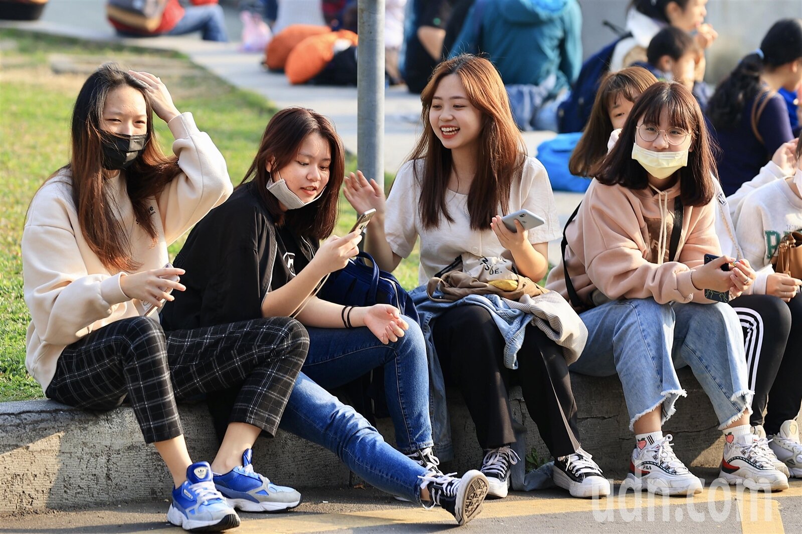 今各地晴朗穩定,但周二至周六東北風影響迎風面水氣增,降雨機率高。本報資料照片