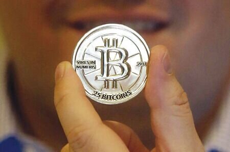 比特幣價格日前突破9.8萬美元大關後開始回調,遲遲破不了10萬美元關卡,但各界預測幣價越喊越高。圖∕本報資料照片