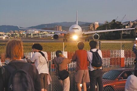 民航局宣布,航空公司12月31日起調降國內航線客運票價。圖為松山機場飛機準備起飛。(鄧博仁攝)
