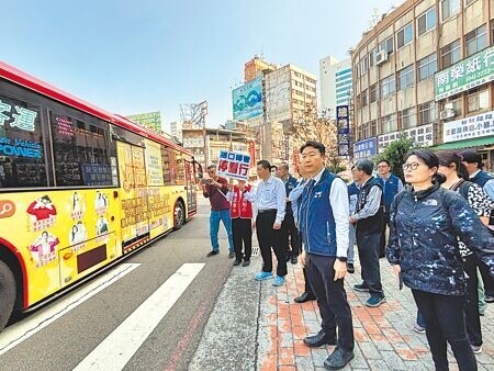 
交通部長陳世凱（前排右二）2日到台中路口了解並稽查大客車停讓行人落實情形。（馮惠宜攝）
