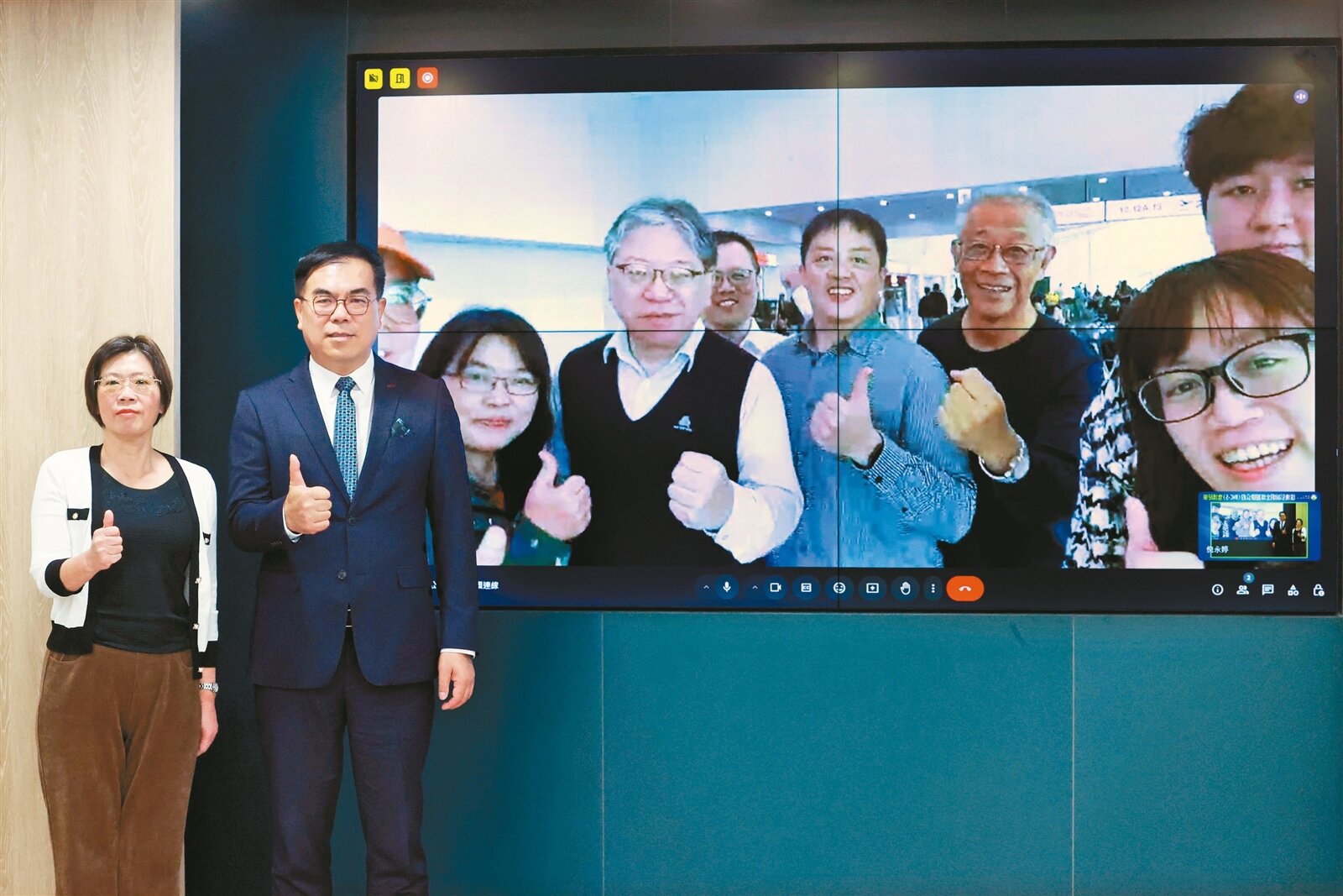 環境部長彭啓明(左二)昨與全球塑膠公約第五次會議觀察團連線,並指明年將重新研議減塑政策期程,將以二○三五年為全面禁塑目標。記者蘇健忠/攝影