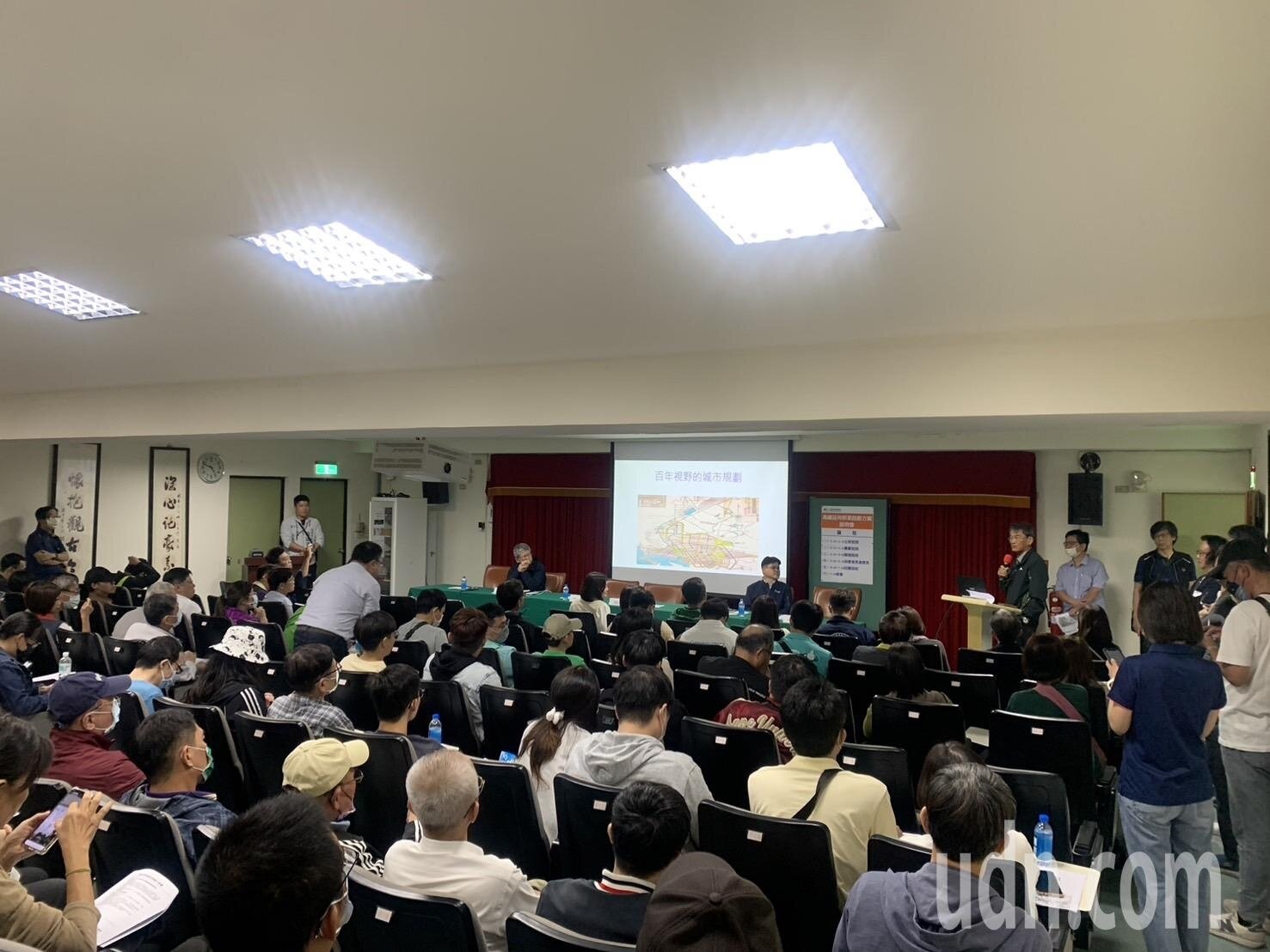 鐵道局今日舉辦第二場高鐵南延方案說明會，多數民眾表示，南北高雄因高鐵已有懸殊差距，希望高鐵能進入高雄車站。記者宋原彰／攝影 