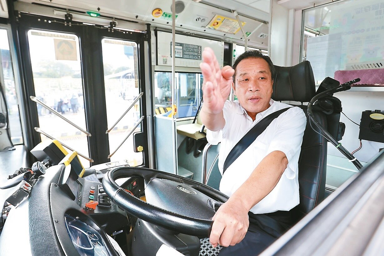 交通部將針對大客車、大貨車駕駛強制要求在路口轉彎前停等,並要做「指差確認」,否則將開罰,引發討論。本報資料照