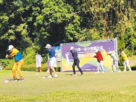 交通部觀光署「第1屆台灣觀光盃高爾夫友誼賽」2日在台中市霧峰高爾夫球場登場,由副署長林信任(左三)與來自多國代表共同揮桿開打。(潘虹恩攝)