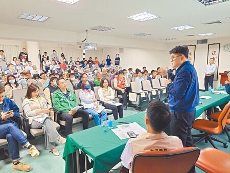 高鐵南延路廊選擇說明會苓雅場,2日由交通部鐵道局長楊正君(右)率團隊到場說明,吸引滿場居民到場。(任義宇攝)