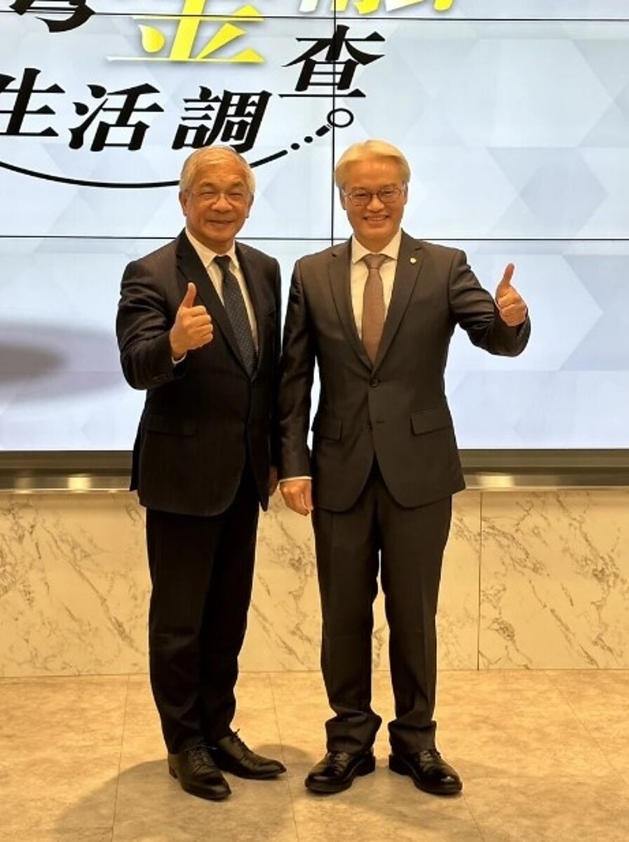 金融研訓院和世新大學攜手進行今年度的台灣金融生活調查,發布調查結果。圖左和右分別為世新大學校長陳清河,與金融研訓院院長高一誠。圖/金融研訓院提供