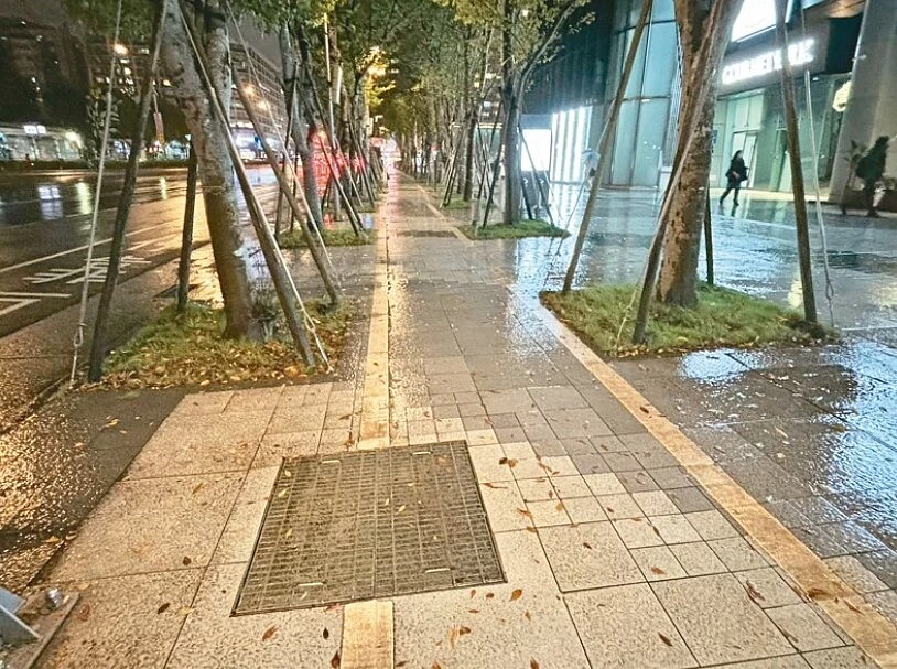 大巨蛋忠孝東路四段側廣場畫設自行車道，但磁磚地面一下雨就濕滑，去年至今年至少44人在這裡慘摔，議員質疑防滑係數不足。圖／議員柳采葳提供
