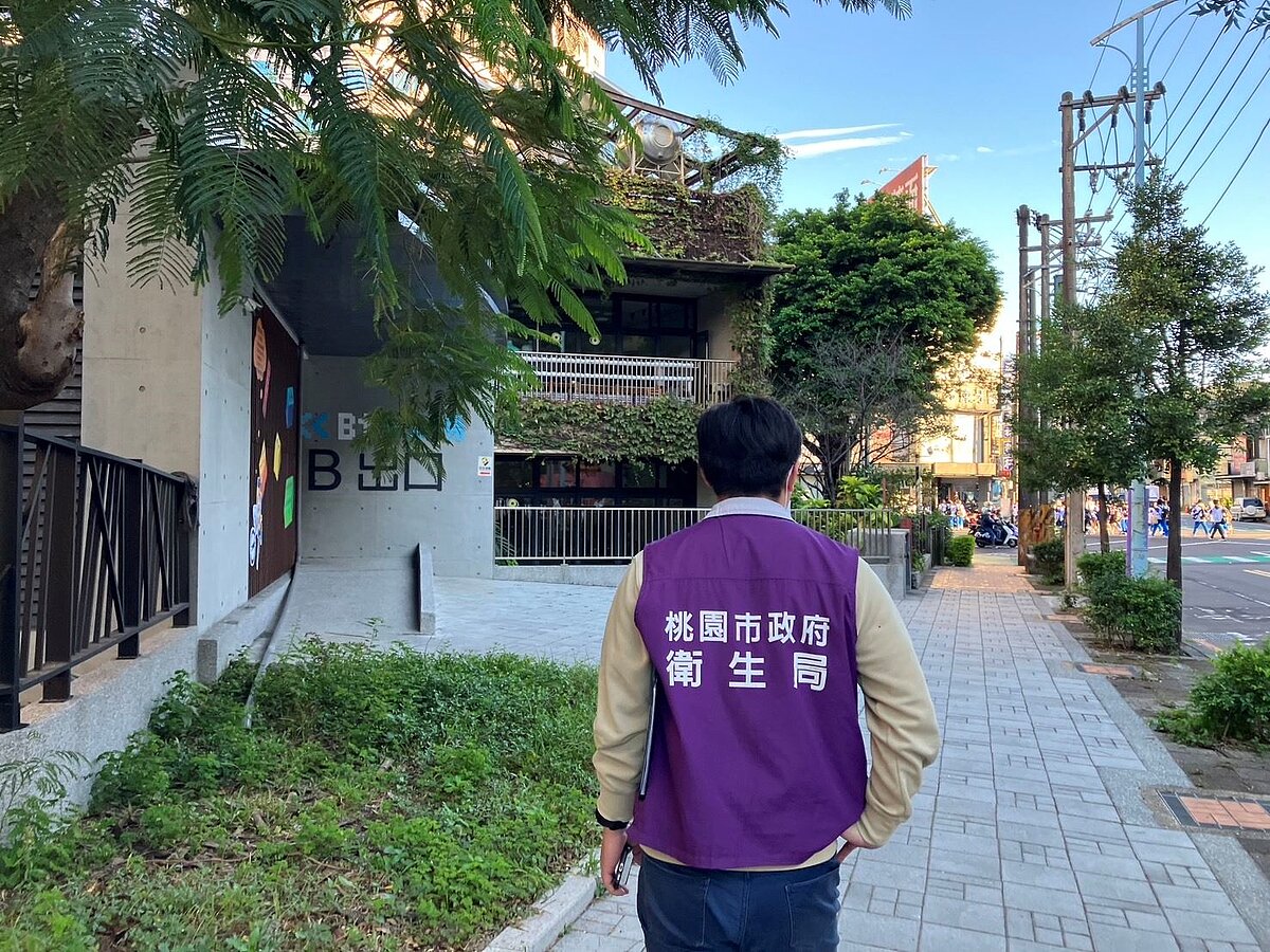 桃園市政府於今（113）年8月29日起公告桃園市公立幼兒園校門口及周邊人行道為全面禁止吸菸場所。圖／桃園市府提供