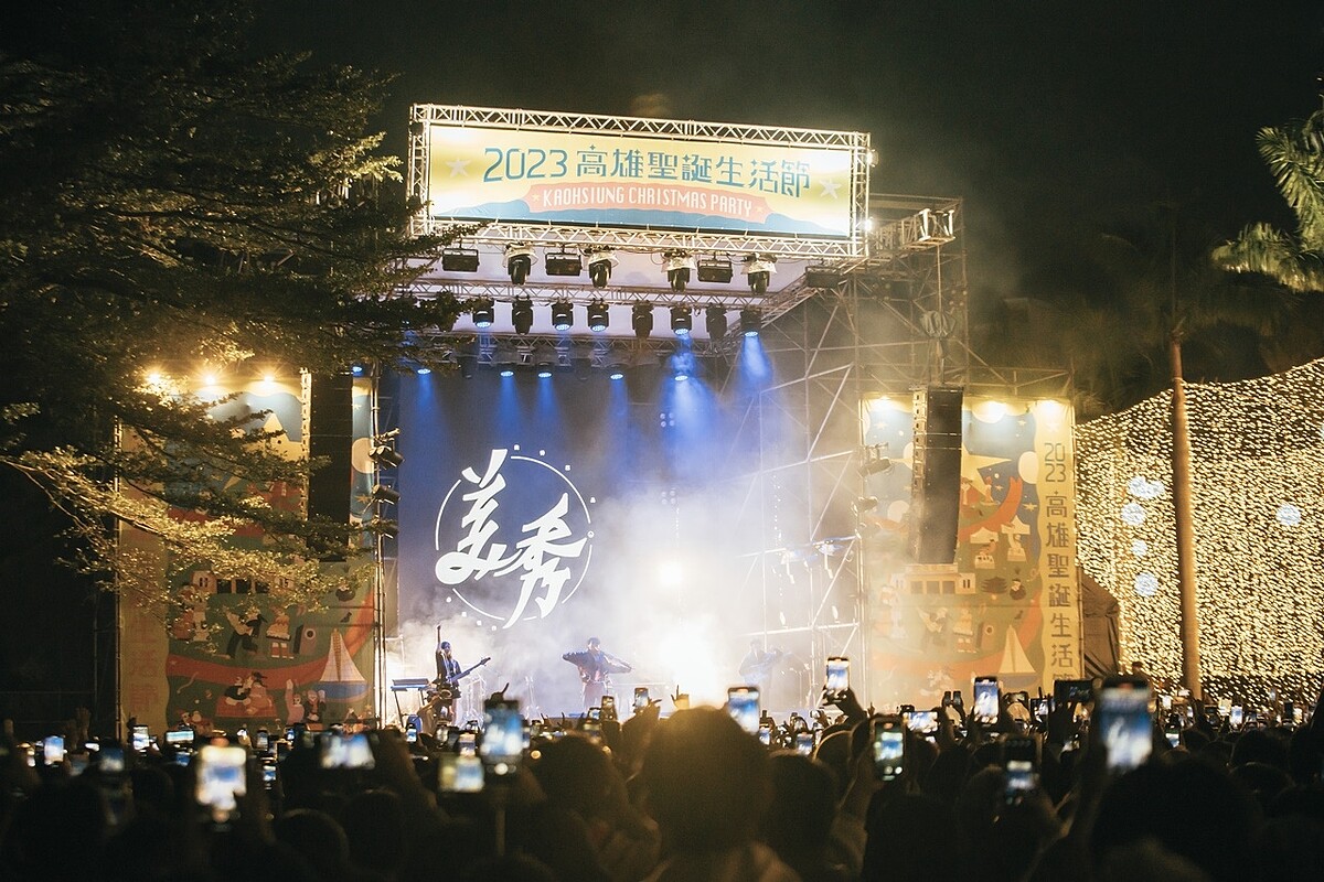 去(112)年首屆舉辦的高雄聖誕生活節,兩日吸引破16萬人參與,今年第二屆擴大辦理,加長音樂活動天數至四日,更邀請到三大金曲歌后、超人氣樂團精彩演出。圖/經濟發展局提供