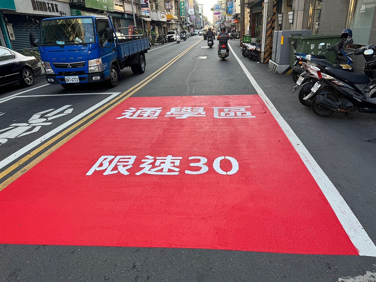 周邊道路亦有劃設標線提醒用路人。圖／新竹縣教育局提供
