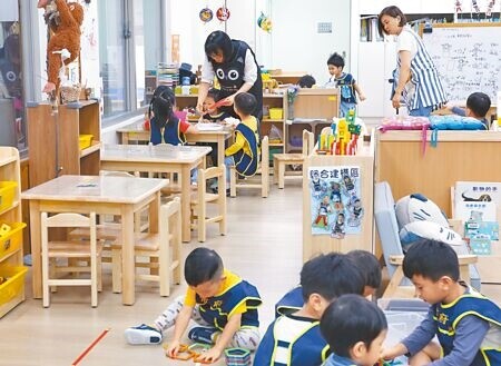 
台北市公立及非營利幼兒園2歲專班嚴重不足，許多孩子已經3歲了還排不進去，中籤率比刮刮樂還低，市議員趙怡翔呼籲市府加快增設速度。（陳俊吉攝）
