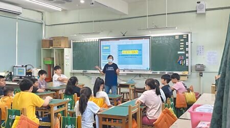 新北市國中生每人每學期教育經費遠低於台北市,新北市議員陳儀君擔憂,家長把孩子送到台北市就讀,導致新北市留不住好人才。示意照,非新聞事件當事人。(賀培晏攝)