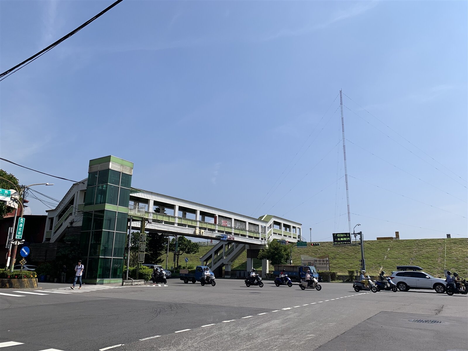 新北三重龍門路是新北行人事故熱區。圖為龍門與環河路口。記者葉德正/攝影