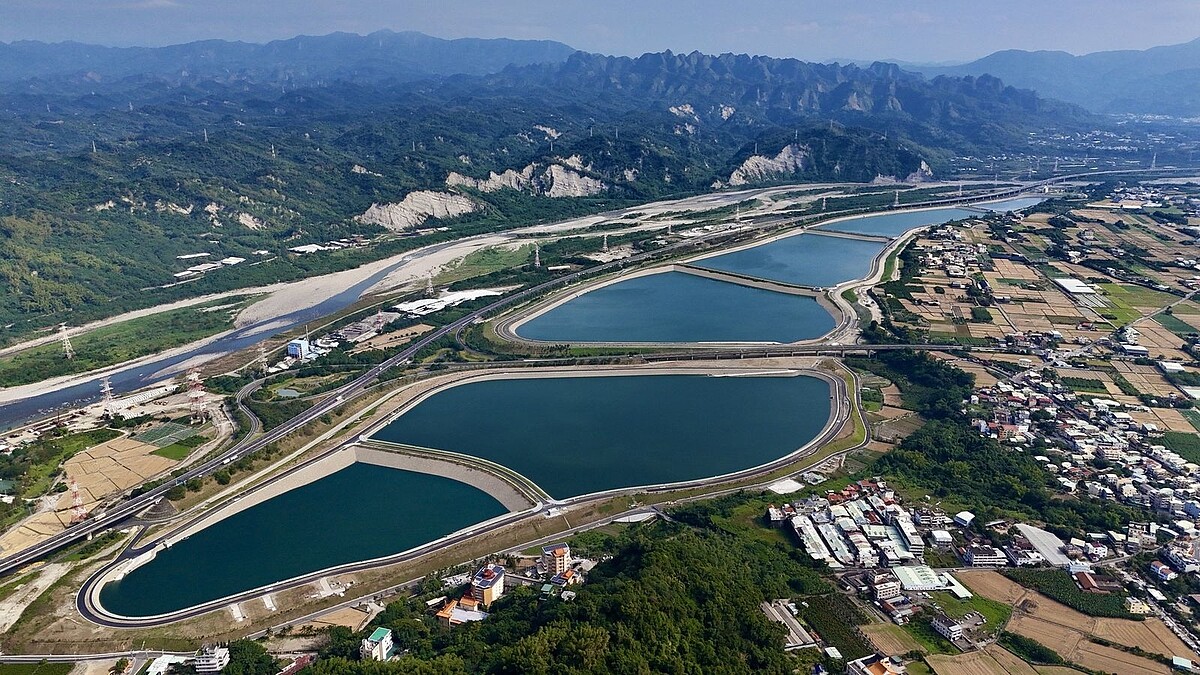 南投草屯鳥嘴潭人工湖6大湖區已啟用蓄水，湖面水色，加上九九峰山勢、國道六號及周邊田園村落，空拍景致壯闊。圖／民眾提供