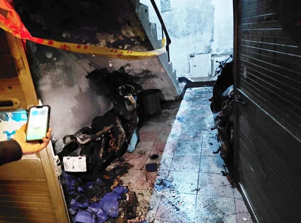 平鎮區延平路一段公寓上月火災,疑惡鄰縱火,警方調查無涉案跡證,居民決裝監視器自救。圖/警方提供