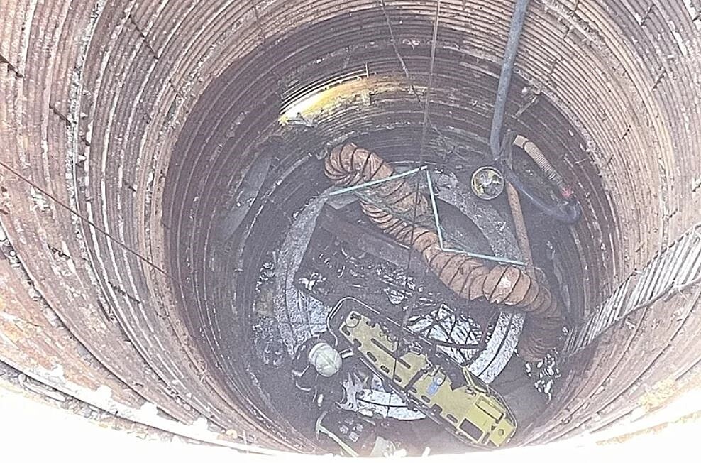 2018亞運金牌、「龍舟天菜」陳俞安2023年2月16日清晨騎車外出授課,意外掉入汙水下水道系統工程14米坑洞亡,桃園地院將高姓監造主任、李姓現場負責人依過失致死罪均判徒刑2月、緩刑2年,可上訴。圖/桃市消防局提供