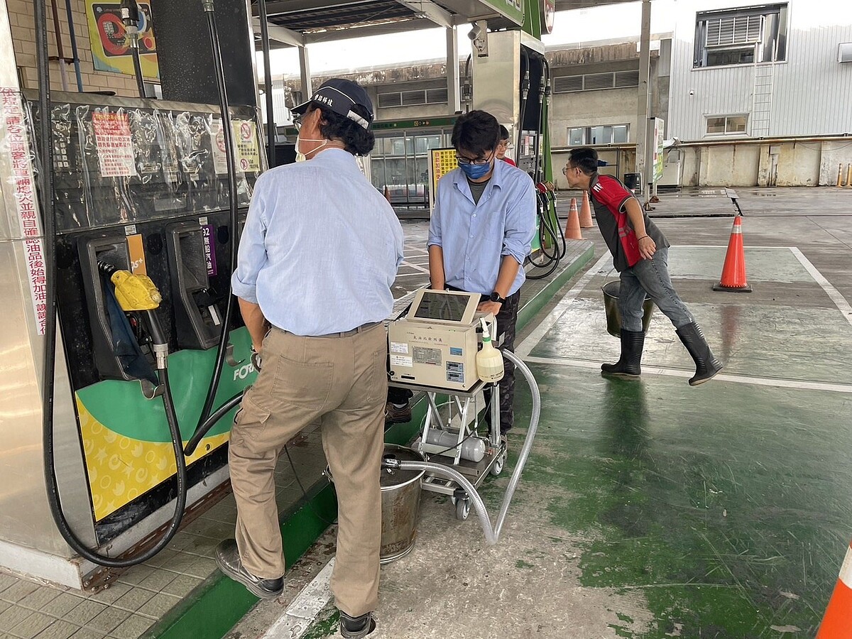 台南市環保局加強檢測,減少加油站揮發性有機物排放。記者鄭惠仁/翻攝