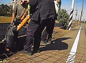 高齡翁1原因連人帶車摔水溝　楊梅警即刻救援