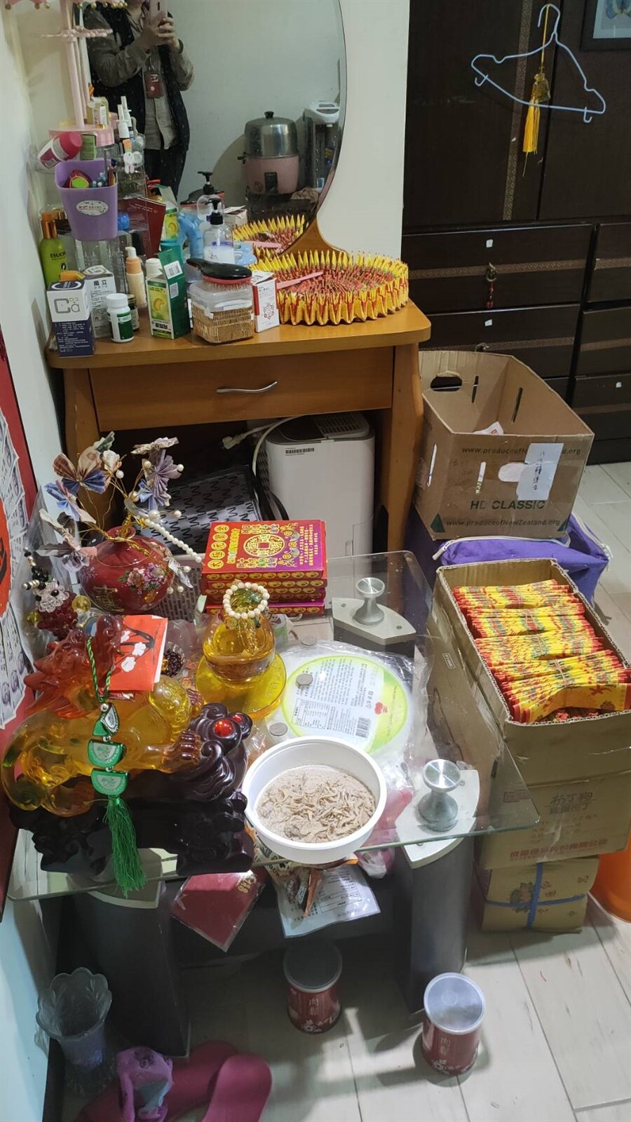 由於聽力障礙，陳男求職困難，僅能在廟裡從事摺蓮花等零工。圖：桃園分署提供