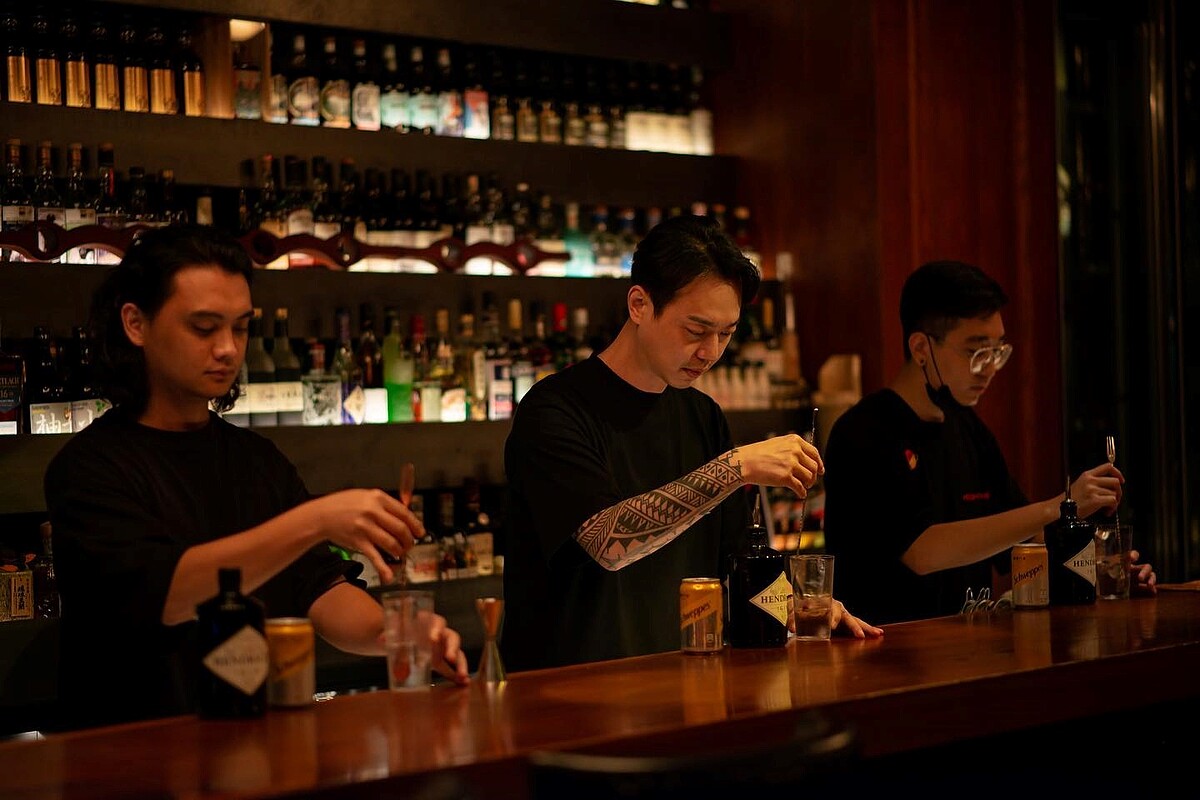 張惠妹的調酒師男友Sam(圖中)透露酒吧將移師台東。圖/截自A Light 臉書