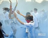 路跑「變色」　彩粉染紅基隆河