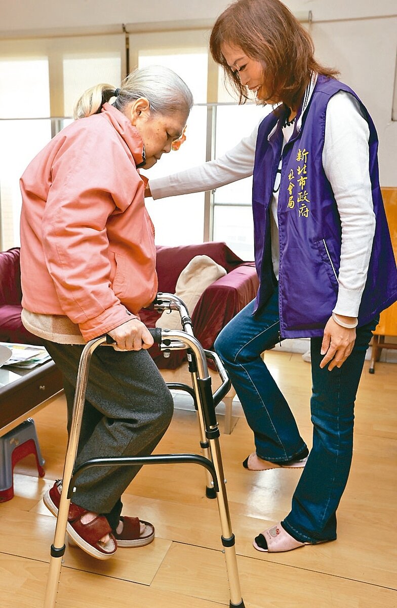 社工扮演安定社會力量,照顧對象「從搖籃到搖椅」角色吃重,處境卻內憂外患夾擊,各縣市均現人力荒。記者曾學仁/攝影