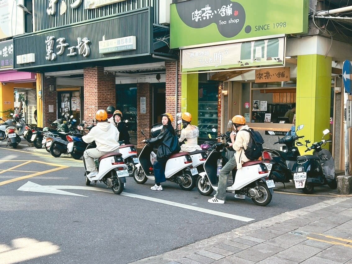 金門街道常能看到陸客騎著電動車肆意遊逛身影,常有逆向、併排或忽然「鬼切」,衍生交通亂象。記者蔡家蓁/攝影