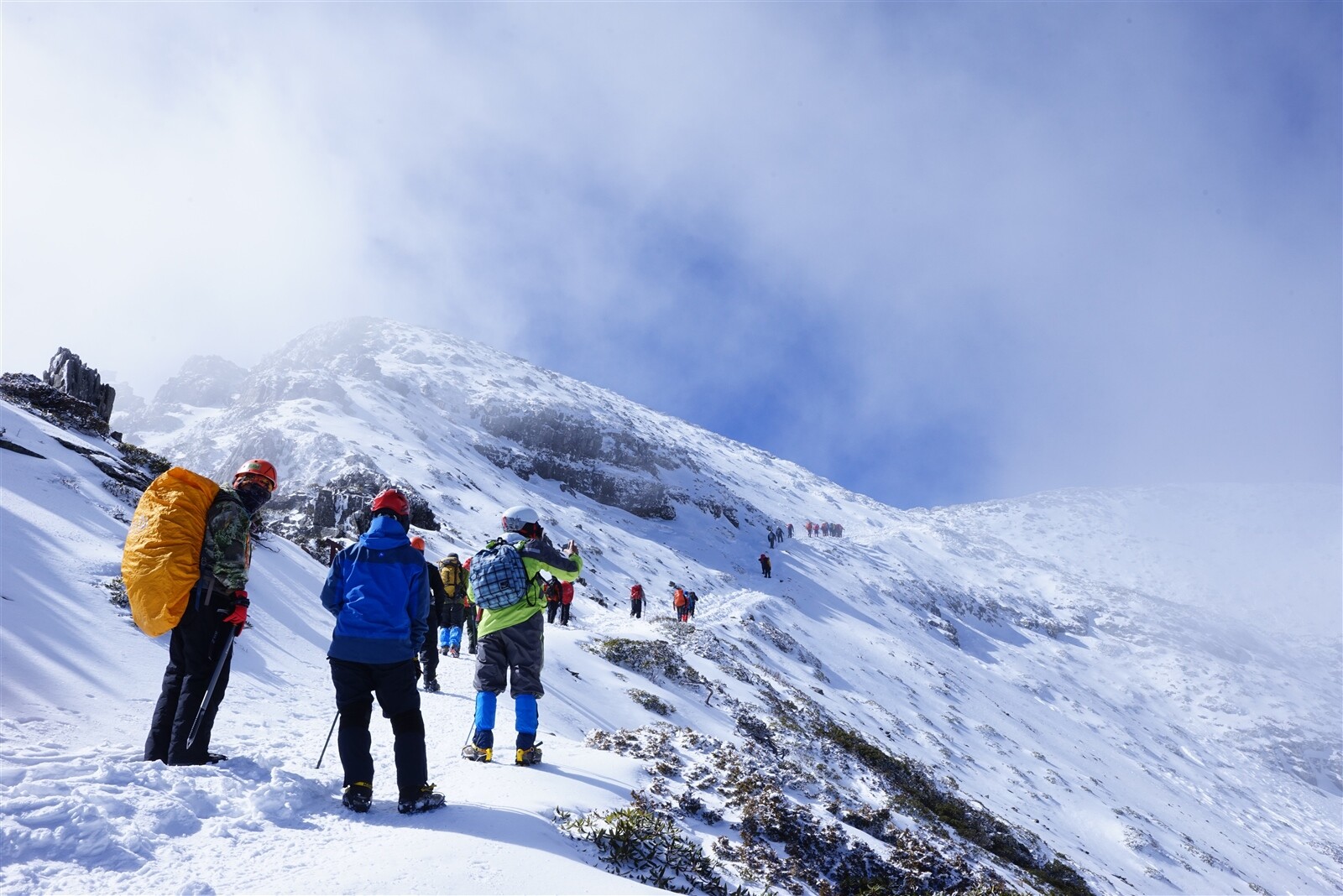 政府開放山林政策，國人前往高山旅遊時，務必多加注意，若因缺氧出現頭痛、頭暈、噁心、嘔吐等症狀，特別嘔吐是惡化的重要指標，應是急性高山病，最好盡速降低高度。圖為示意圖。本報資料照片 