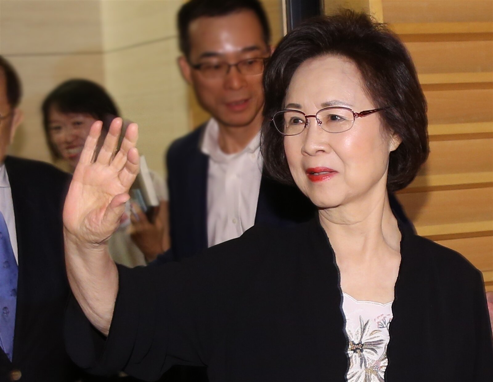 二○一七年瓊瑤出席她的新書「雪花飄落之前：我生命中最後的一課」發表會，揮手向出席者致意。前天她在臉書以「當雪花飄落」為題翩然道別世界，同時叮嚀「年輕的你們，千萬不要輕易放棄生命。」本報資料照片 