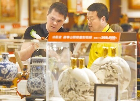 
立委質疑，故宮禮品的價格過高。圖為遊客在故宮禮品店挑選紀念品。（本報資料照片）
