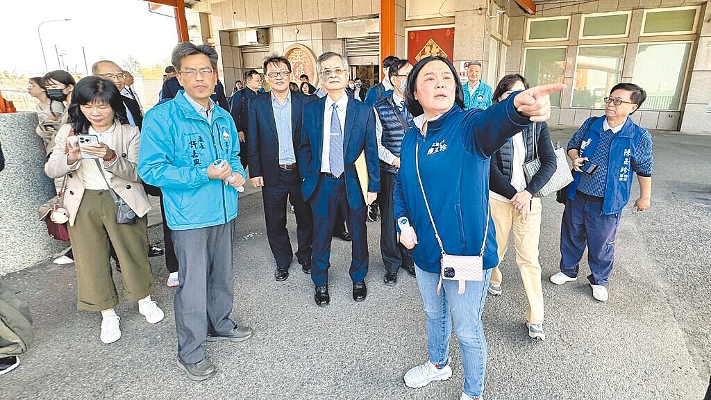 立委陳玉珍(右前)4日率立法院財政委員會及中央相關部會官員赴金門,考察財政部所屬暨銀行業務及交通建設預算執行情形,並視察小三通動線與運能。圖/于家麒攝