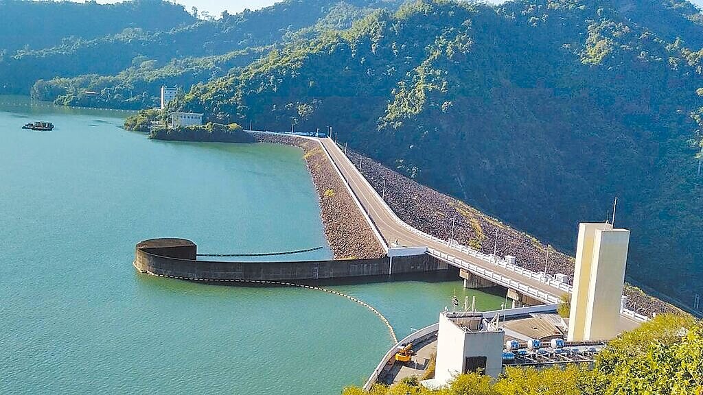 全台最大的曾文水庫已經連續滿庫4個多月，每天都在破紀錄，甚至有可能創下25年來首度跨年滿庫的罕見績效。圖／南水分署提供
