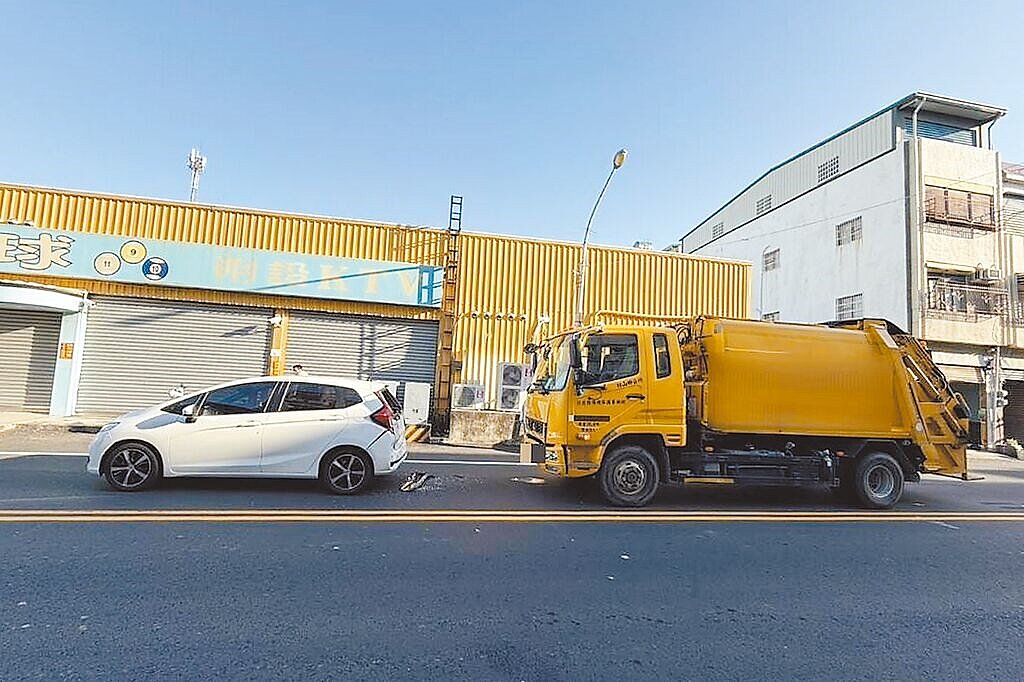 屏東枋山清潔隊發生垃圾車駕駛酒駕追撞前車事故,整起車禍雖然不嚴重,但垃圾車遭扣牌2年,恐影響鄉內垃圾清運。圖/恆春分局提供