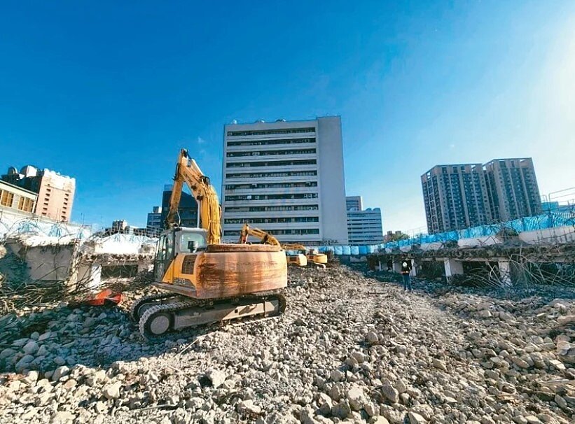 桃園新民停車場拆除中,市府將透過公辦都更,興建2棟大樓。圖/桃市府提供