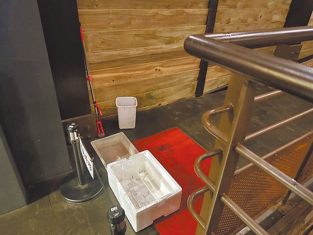 新北市瑞三鑛業整煤廠花上億經費整修,卻被民眾批評廠內每逢下雨就漏水,還要放保麗龍箱接水。(新北市瑞芳區龍鎮里里長林文清提供/柯毓庭新北傳真)