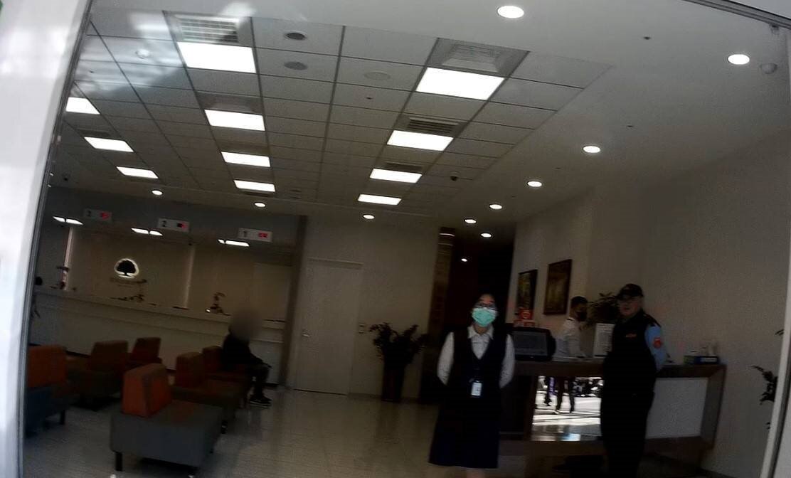 在警方及行員耐心勸說相關詐騙案例後,張男才恍然大悟,打消念頭。圖:讀者提供