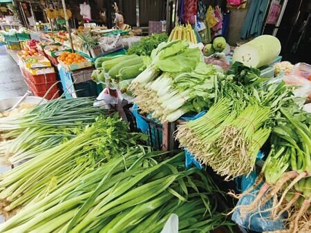 由於颱風帶動蔬果上漲,11月通膨率在連兩個月低於2%之後,又升至2.08%。圖∕本報資料照片