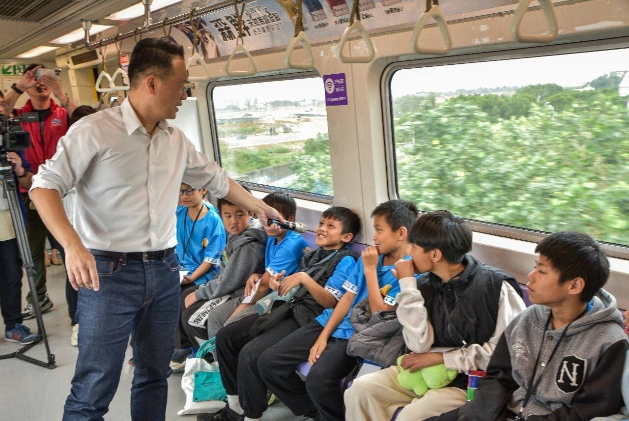 蘇俊賓在列車上也化身活動關主,展現十足的親和力與同學們進行交流問答。圖:桃捷公司提供